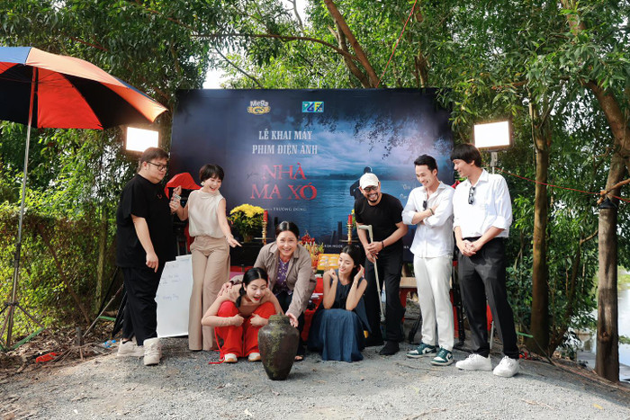 Hình ảnh đoàn phim ở buổi lễ khai máy cũng ám chỉ có gì đó đến từ bên trong chiếc khạp.