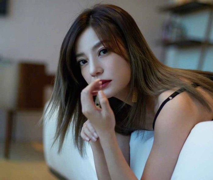 Triệu Vy giờ đây sống kín tiếng, thỉnh thoảng chia sẻ vài dòng trên mạng xã hội, thi thoảng xuất hiện trong những sự kiện. (Ảnh Sohu)