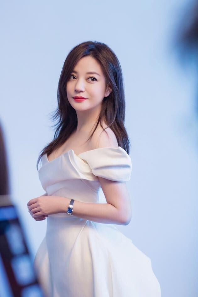 Ở thời kỳ đỉnh cao, Triệu Vy không chỉ là diễn viên quốc dân mà còn là đạo diễn, nhà sản xuất và nữ doanh nhân thành đạt. (Ảnh Sohu)