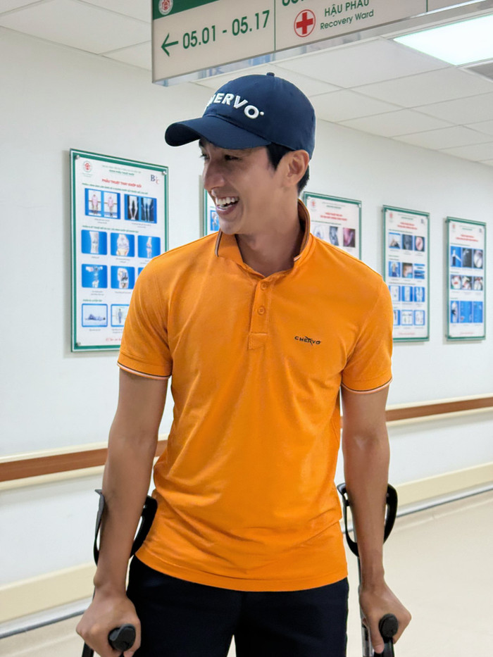 Diễn viên Bình An đi khám vì chấn thương dây chằng tái phát. (Ảnh FBNV)