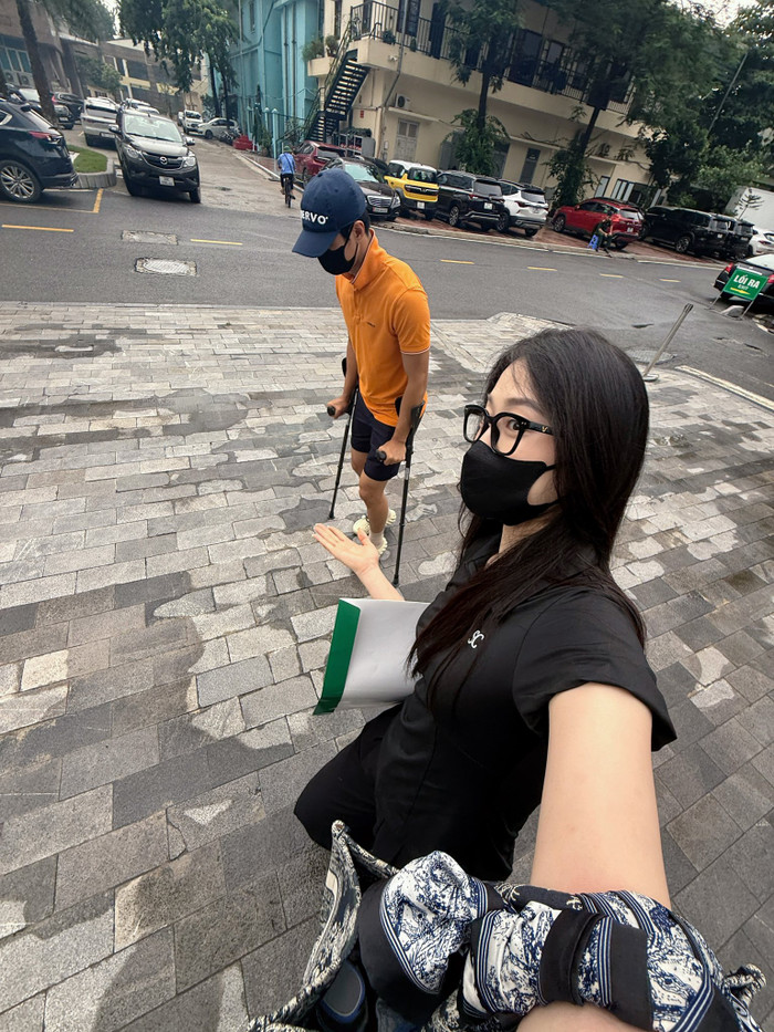 Á hậu Phương Nga hài hước trêu chồng khi anh chống nạng vì chấn thương. (Ảnh FBNV)