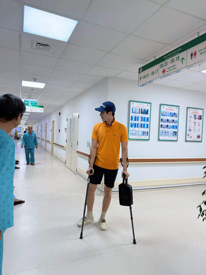 Nam diễn viên phải dùng nạng từ giờ đến tháng 9. (Ảnh FBNV)