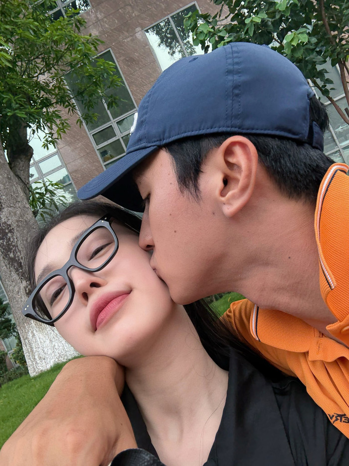 Bình An và Phương Nga được nhiều netizen yêu thích vì những khoảnh khắc đời thường, dễ thương, đong đầy tình cảm. (Ảnh FBNV)