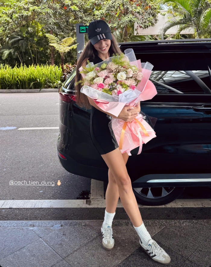 Trên trang cá nhân, vợ thủ môn Bùi Tiến Dũng chia sẻ: “Anh ấy luôn luôn tặng tôi những bông hoa đẹp nhất”.  