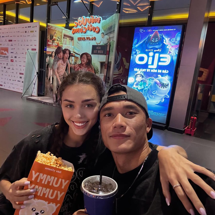 Vợ chồng thủ môn Bùi Tiến Dũng hẹn hò ở rạp chiếu phim.