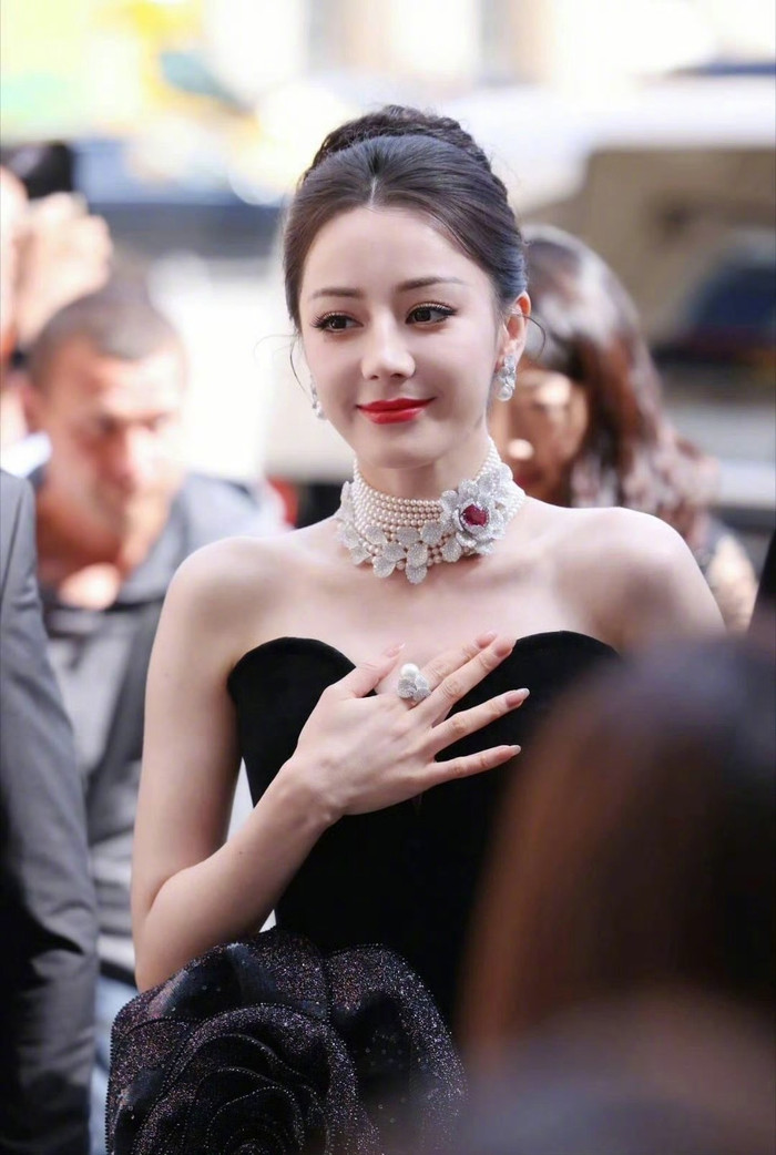 Hình ảnh che chắn của Địch Lệ Nhiệt Ba gây tranh cãi. (Ảnh: Weibo)