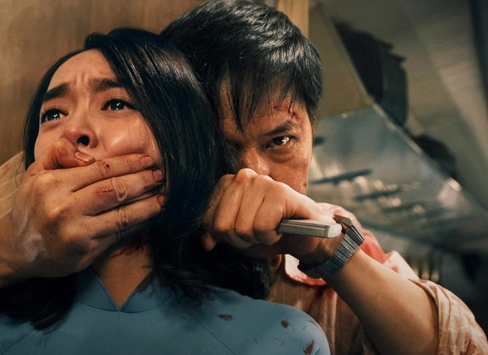 Trong teaser cũng có đoạn Kaity Nguyễn bị khống chế