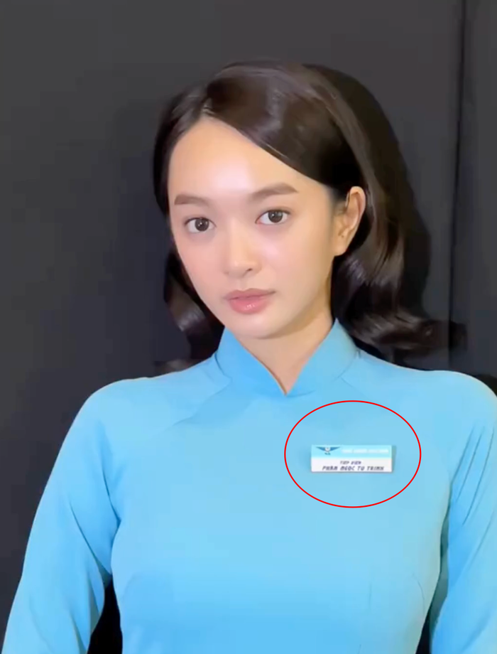Bảng tên Kaity Nguyễn đeo có viết: 'Tiếp viên Phạm Ngọc Tú Trinh'