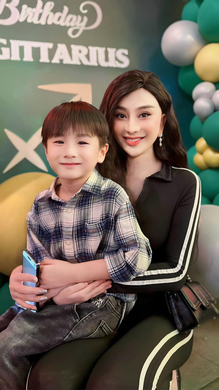 Lâm Khánh Chi hạnh phúc bên con trai nhỏ. Ảnh: FBNV