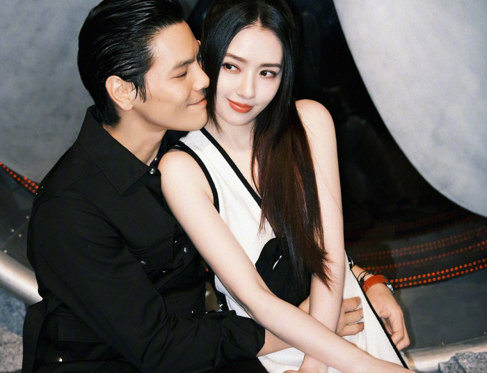 Hướng Tả và vợ từng nhận được nhiều sự yêu mến từ khán giả. Ảnh: Sina