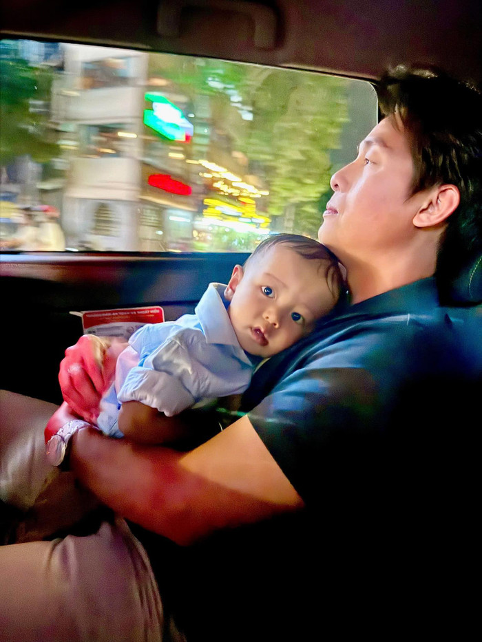 Hòa Hiệp mang nhiều nỗi lo khi ôm con vào lòng. Ảnh: FBNV