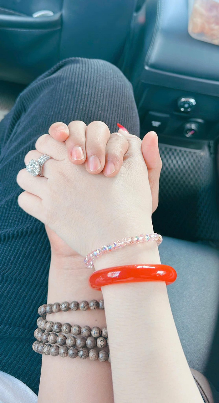 Hòa Hiệp khéo léo công khai vợ Việt kiều thông qua việc đăng ảnh nắm tay đối phương. Ảnh: FBNV