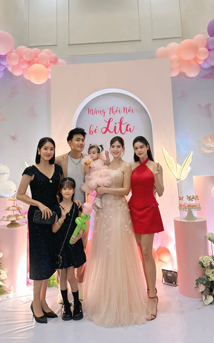 Lê Phương và con gái xúng xính đến dự tiệc thôi nôi ái nữ nhà Thanh Duy - Kha Ly. Ảnh: FBNV