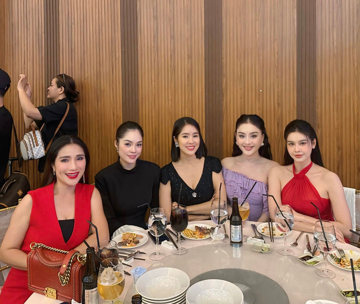 Lê Phương vui vẻ chụp hình với những đồng nghiệp trong giới showbiz. Ảnh: FBNV