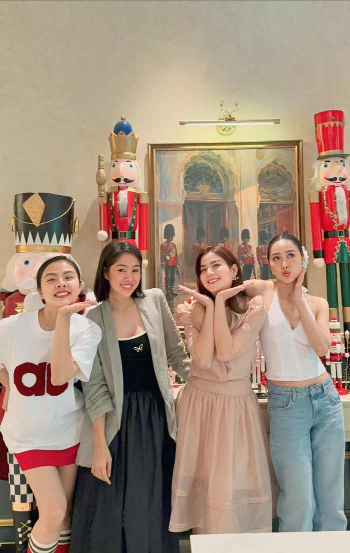 Lê Phương thường xuyên sắp xếp thời gian để gặp gỡ, tâm sự với những người bạn thân thiết. Ảnh: FBNV