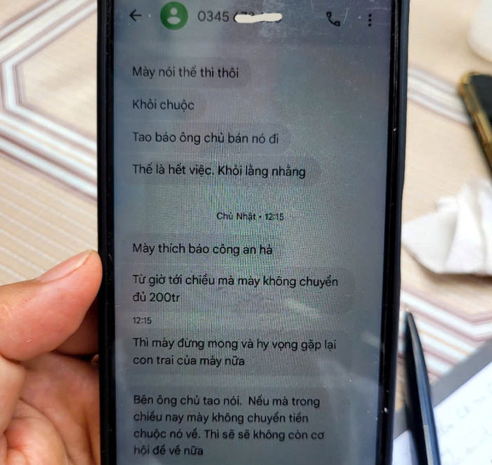 Những tin nhắn đe dọa bà Bình phải chuyển tiền chuộc con. Ảnh: Báo Công an Nhân dân