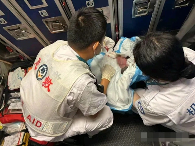 Xôn xao cô gái 16 tuổi sinh con trên máy bay Ảnh 1