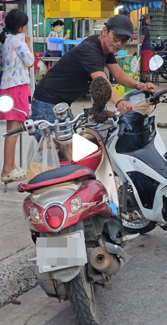 Ăn bát mì rồi quay lại, người đàn ông tá hỏa trước cảnh tượng trên chiếc xe máy Ảnh 2