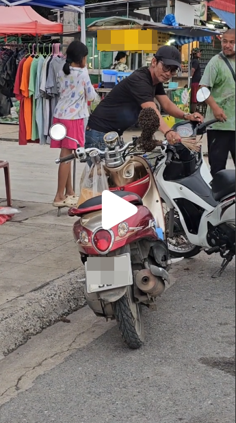 Ăn bát mì rồi quay lại, người đàn ông tá hỏa trước cảnh tượng trên chiếc xe máy Ảnh 1