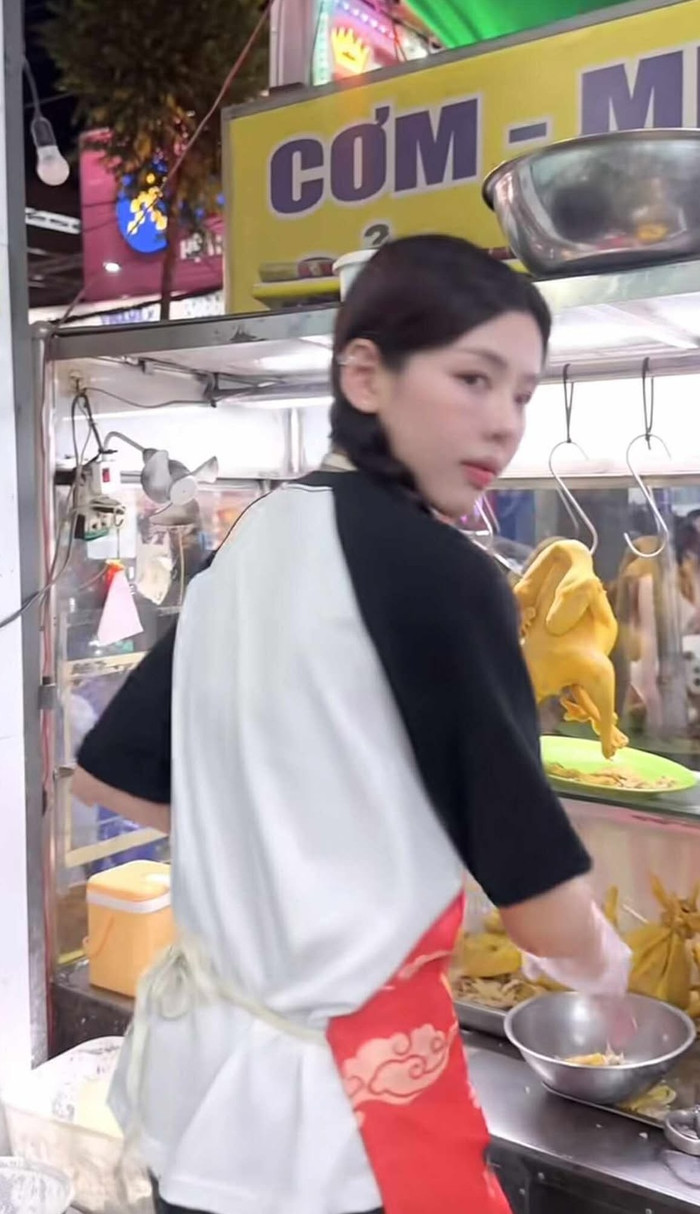 Nữ ca sĩ bị bắt gặp bán cơm gà, từng được Mỹ Tâm hết lời khen ngợi Ảnh 2