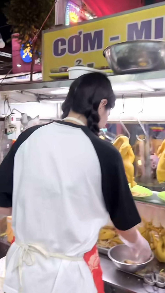 Nữ ca sĩ bị bắt gặp bán cơm gà, từng được Mỹ Tâm hết lời khen ngợi Ảnh 1