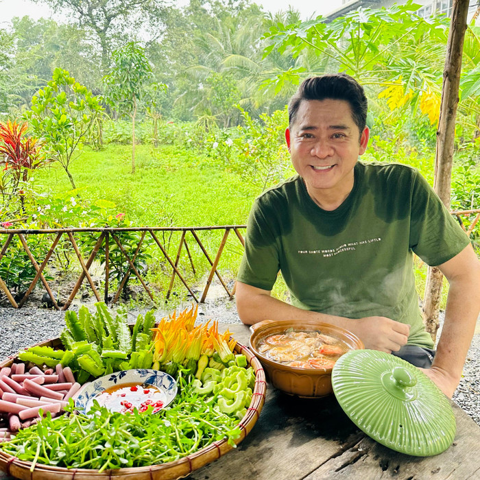 Quản lý của Huỳnh Anh Tuấn cho biết vì lý do tuổi tác cũng như lịch làm việc dày đặc nên nam diễn viên ngã bệnh. (Ảnh FBNV)