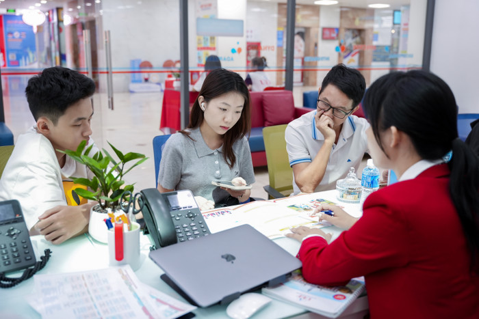Năm nay, điểm nhận hồ sơ xét tuyển vào của phương thức xét kết quả thi tốt nghiệp THPT tại UEF giảm so với năm 2024 từ 1- 4 điểm.