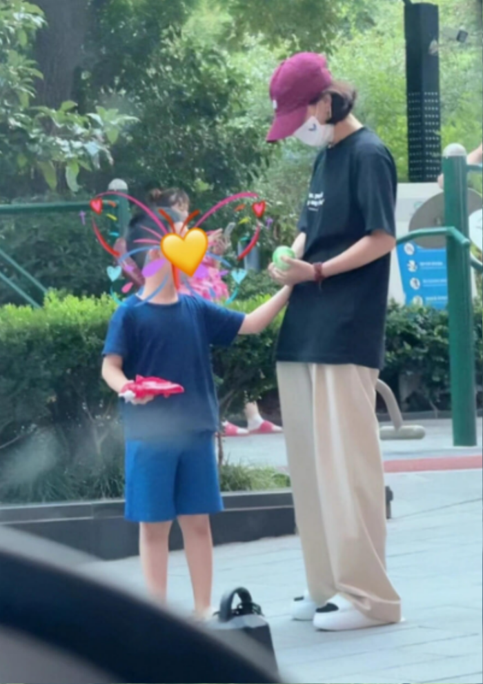 Con trai Triệu Lệ Dĩnh xuất hiện với dáng vẻ cao ráo, điển trai (Ảnh: Weibo). 