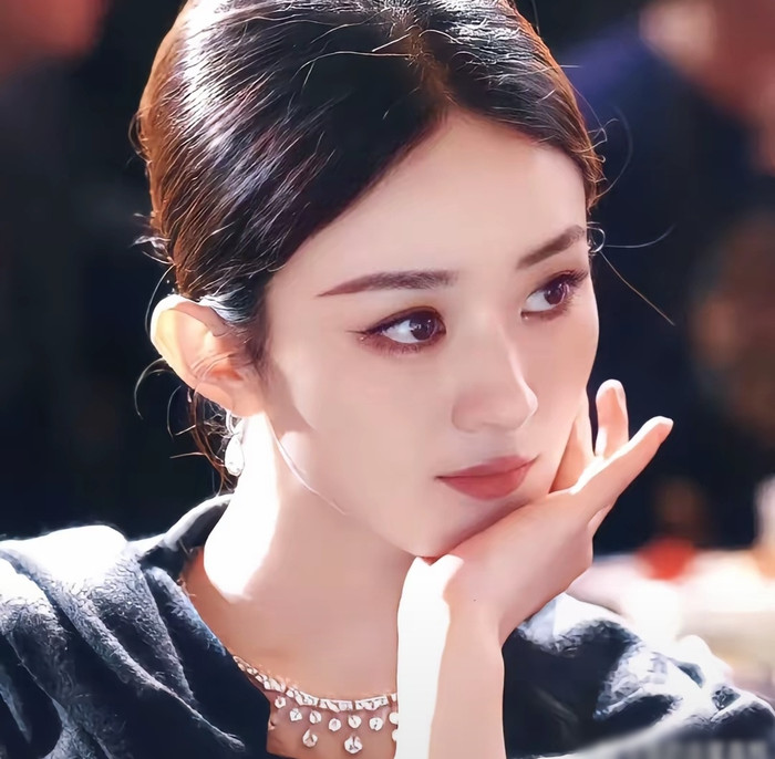 Triệu Lệ Dĩnh được khen ngợi khi thực hiện nghĩa vụ của một người mẹ mẫu mực (Ảnh: Weibo). 