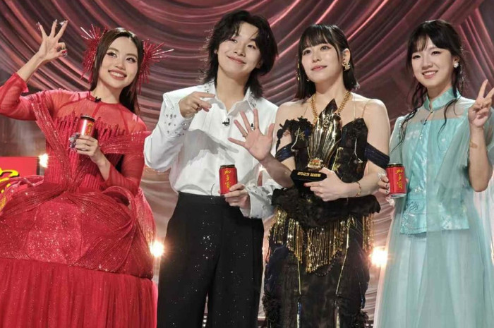 Phương Mỹ Chi tại buổi ghi hình tối 16/7, người đang cầm cúp là Miyuna thí sinh tới từ Nhật Bản. (Ảnh: Cyu chinese)