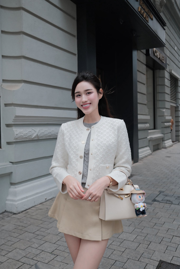 Đỗ Thị Hà cũng từng gây chú ý khi đeo chiếc nhẫn kim cương ở ngón giữa, không ít người đồn đoán đây có thể là 'tín vật' giữa cô và bạn trai. Ảnh: FBNV