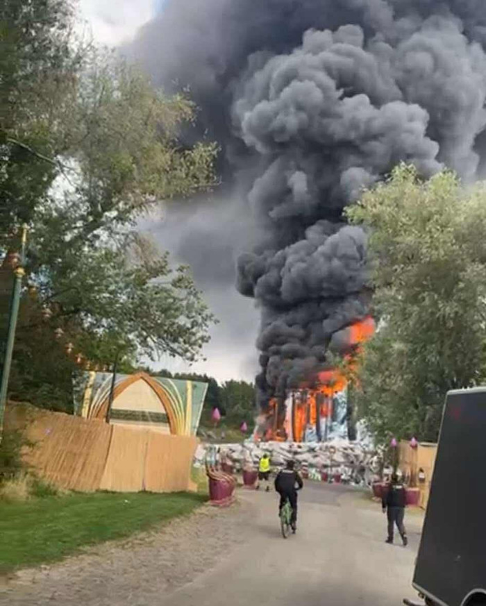 Cháy lớn tại chương trình ca nhạc, toàn bộ sân khấu bị thiêu rụi Ảnh 2