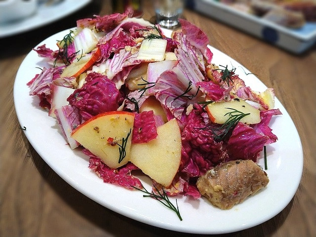 Món cá thu ăn kèm với táo. (Ảnh Sanook)