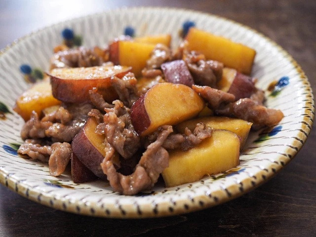 Món thịt lợn nấu khoai lang. (Ảnh nabekama.jp)