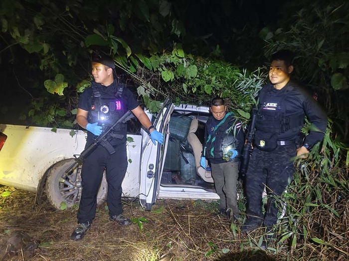 Tài xế bỏ trốn khi gặp chốt kiểm tra, kinh hoàng với thứ được giấu bên trong xe tải chở hàng Ảnh 2