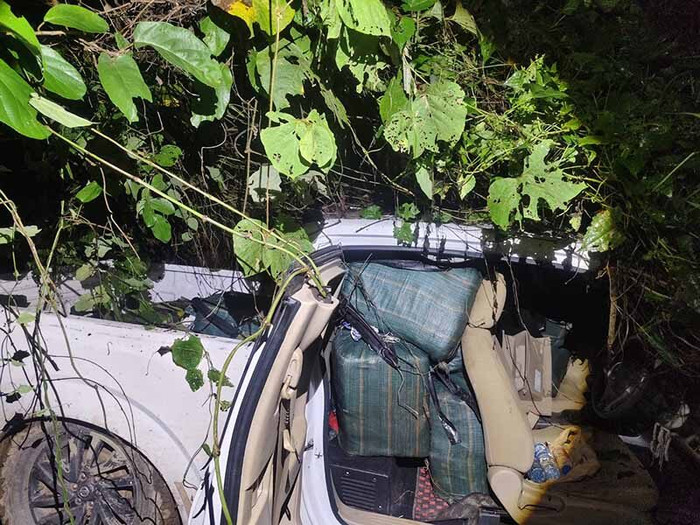 Tài xế bỏ trốn khi gặp chốt kiểm tra, kinh hoàng với thứ được giấu bên trong xe tải chở hàng Ảnh 1