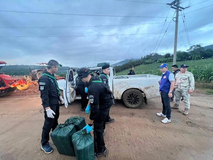 Tài xế bỏ trốn khi gặp chốt kiểm tra, kinh hoàng với thứ được giấu bên trong xe tải chở hàng Ảnh 3