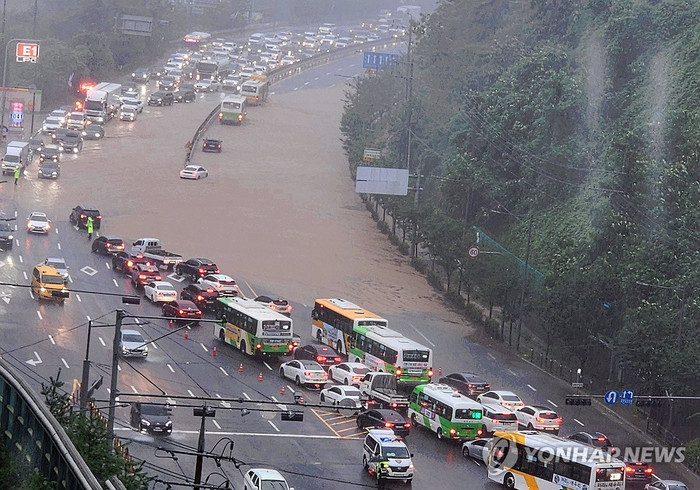 Bức ảnh này, do một độc giả cung cấp, cho thấy một con phố bị ngập ở thành phố Gwangju, phía tây nam Hàn Quốc vào ngày 17 tháng 7 năm 2025, sau những trận mưa lớn trút xuống thành phố. (Yonhap).