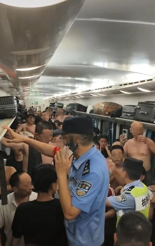 Hành khách ngạt thở trên xe buýt không có điều hòa: 1 người ngất xỉu, hơn 100 người mắc kẹt Ảnh 1