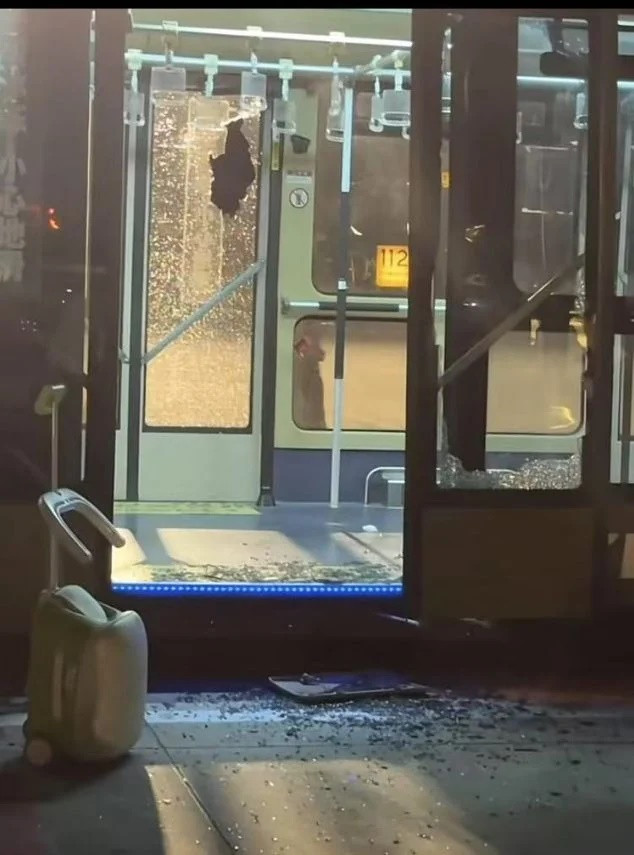 Hành khách ngạt thở trên xe buýt không có điều hòa: 1 người ngất xỉu, hơn 100 người mắc kẹt Ảnh 3