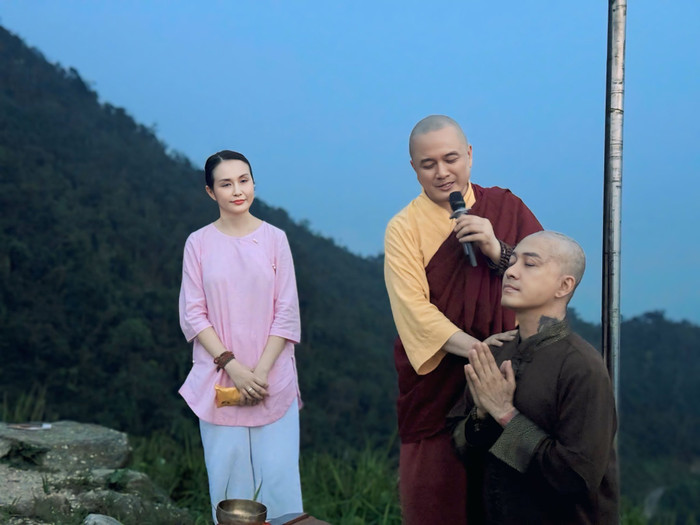 Tuấn Hưng cạo đầu trên đỉnh núi Yên Tử. Ảnh: FBNV