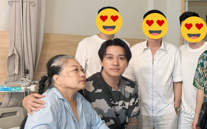 Tuấn Hưng chụp ảnh cùng mẹ tại bệnh viện. Ảnh: FBNV