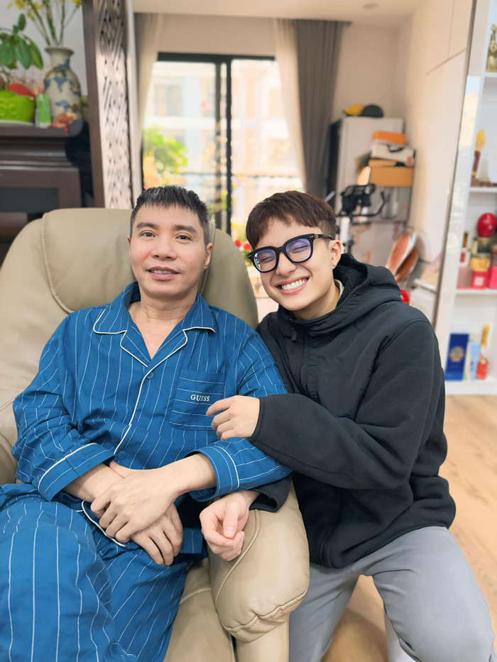 NSND Công Lý luôn nhận được sự quan tâm từ mọi người xung quanh, đặc biệt là các con. Ảnh: FBNV