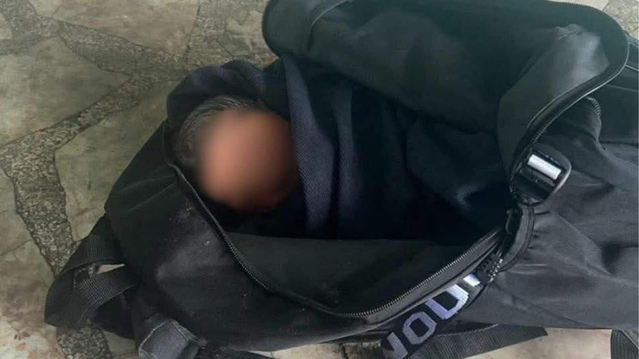 Người phụ nữ vứt chiếc balo ngoài đường, người dân bàng hoàng khi kiểm tra bên trong Ảnh 1