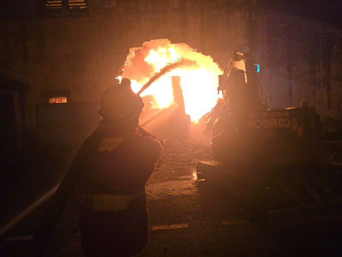 Lực lượng chức năng tiến hành chữa cháy. Ảnh: Công an TP Hà Nội