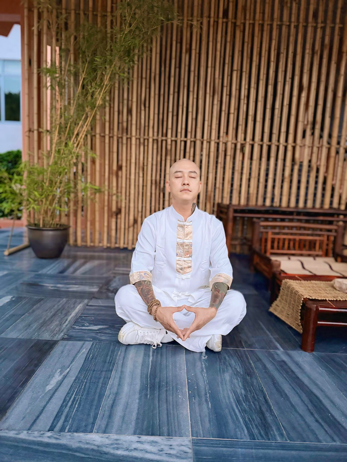 Tuấn Hưng chia sẻ hình ảnh mới nhất sau khi cạo trọc đầu, đồng thời phủ nhận tin đồn đi tu. (Ảnh: FBNV)