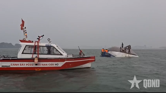 Các lực lượng tiếp cận hiện trường, cứu hộ người gặp nạn trên tàu khách bị lật. (Ảnh Báo Quân đội Nhân dân)