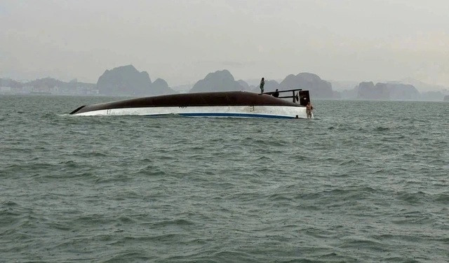 Do giông lốc, tàu du lịch chở 49 người bị lật. (Ảnh Lã Nghĩa Hiếu - Thanh Niên)