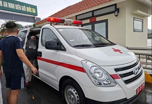 Xe cứu thương chở nạn nhân đi cấp cứu. (Ảnh Lã Nghĩa Hiếu - Thanh Niên)