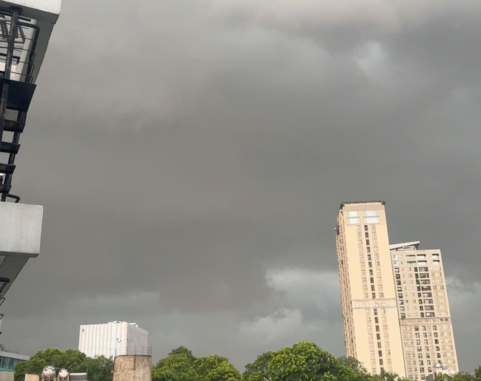 Hình ảnh Hà Nội mây đen kéo đến lúc chiều nay. Ảnh: Lang thang Hà Nội